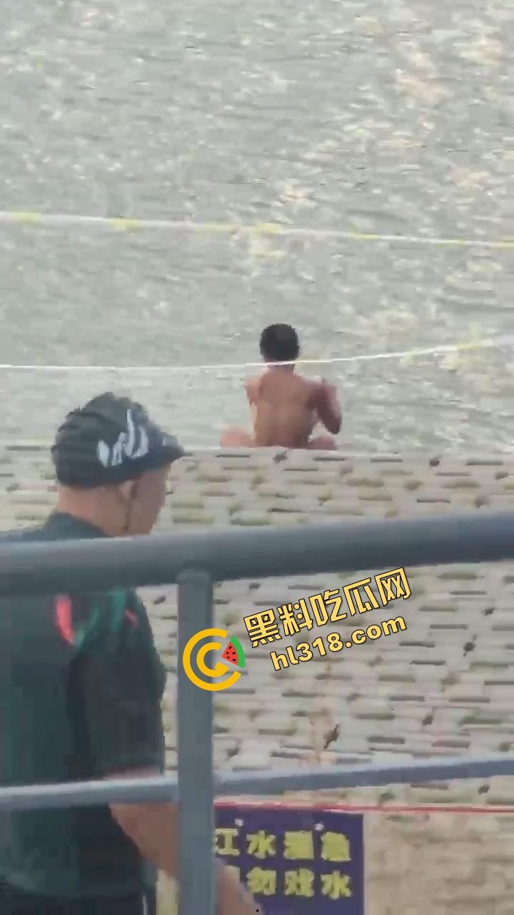 连云港河边裸泳妹子现身,天气一热直接全裸脱下水放飞自我,亲密接触大自然,真就不怕被人看!-13