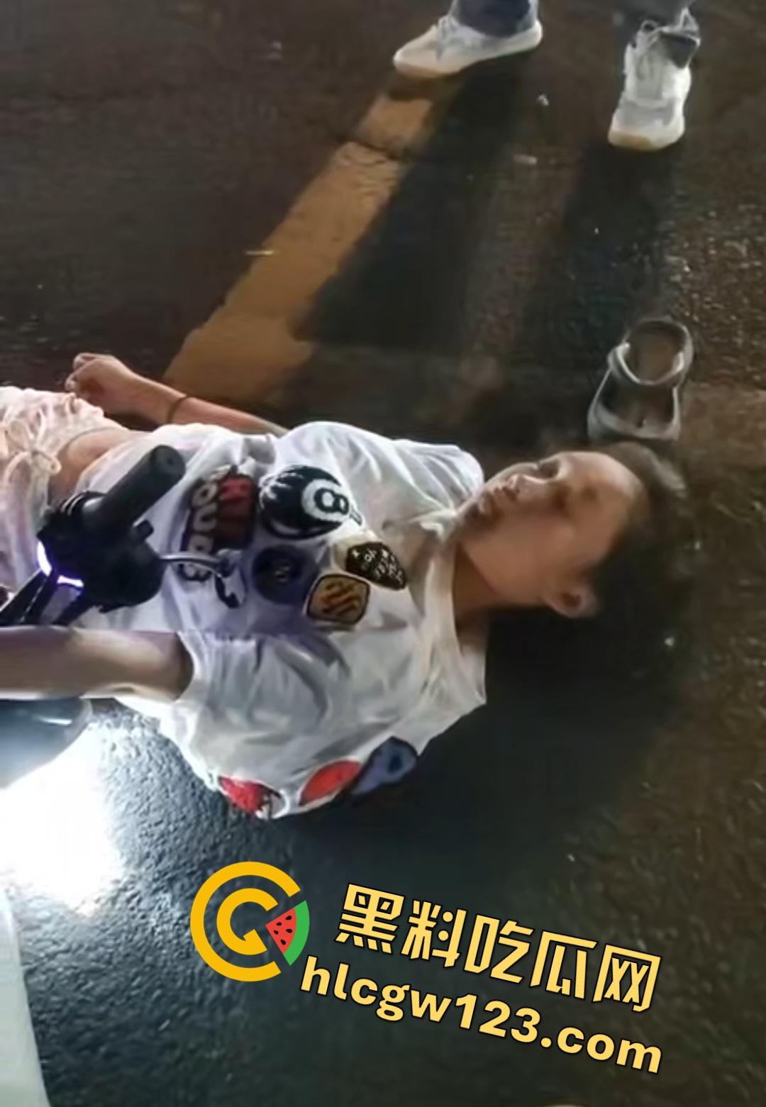 海口琼山精神小妹车祸！小姑娘怕担责直接躺地上装死，差点被货车压断手！-2