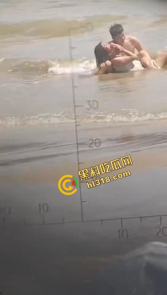 风雨交加浪涌如潮,在海中怒干鲍鱼,海风吹干精液,浪花上打在身上啪啪响,他说风雨中这点痛算什么!-7