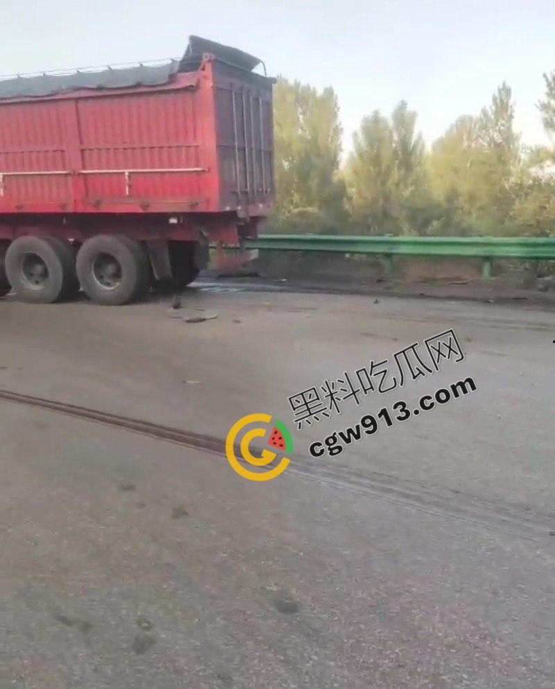 疲劳驾驶酿惨祸！陕西榆林轿车撞毁货车现场，司机当场爆头身亡，晕血者勿入-3
