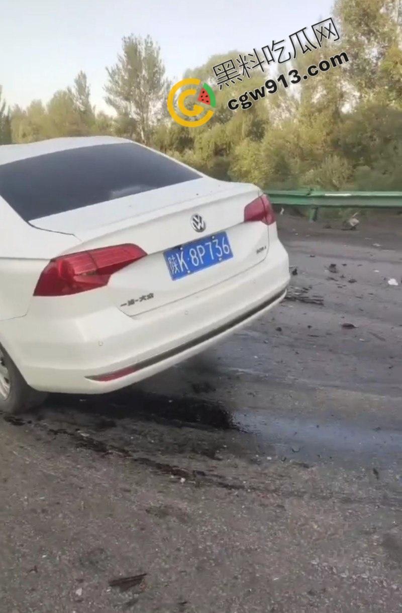 疲劳驾驶酿惨祸！陕西榆林轿车撞毁货车现场，司机当场爆头身亡，晕血者勿入-7