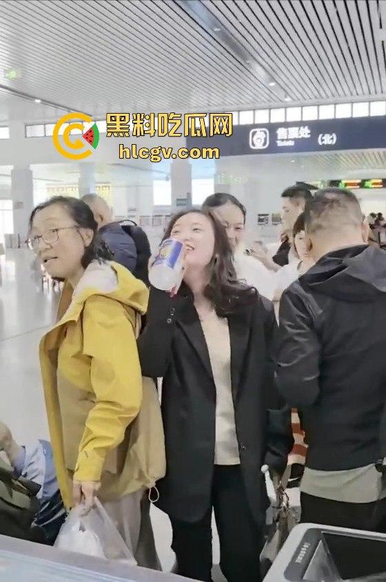 人在囧途现实版『王宝强』喝酒上演！大哥带两大姐坐飞机，白酒不让带，三人安检口对瓶吹干！-4