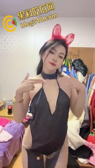 推特颜值网红【子子喜】,完美露脸脱衣裸舞, 性感美乳微毛嫩穴,福利姬中的极品 !-7