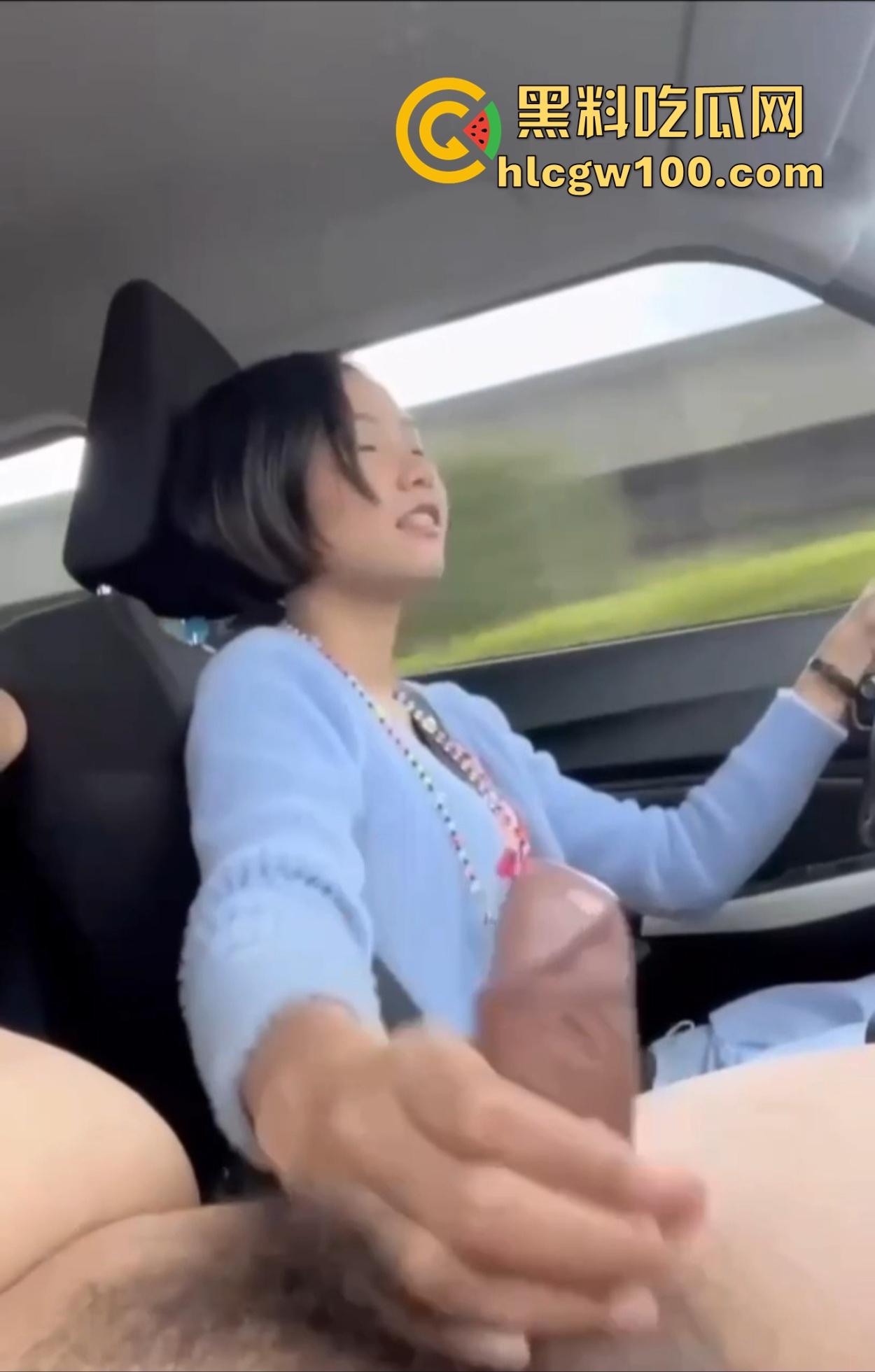 东航空姐『阮梦晨』空姐变老司机 男友摸奶她撸鸡 一手方向盘一手撸鸡  只能撸不能插馋得直冒汗！-5