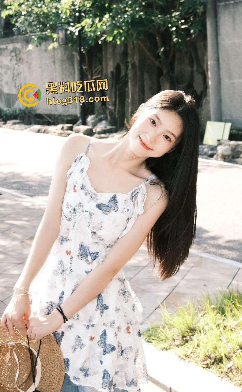 老公携娇妻找单男3P！单男洗完澡冲虎穴把娇妻干瘫软，老公还在门后偷拍，这绿帽也有特殊癖好啊！-1