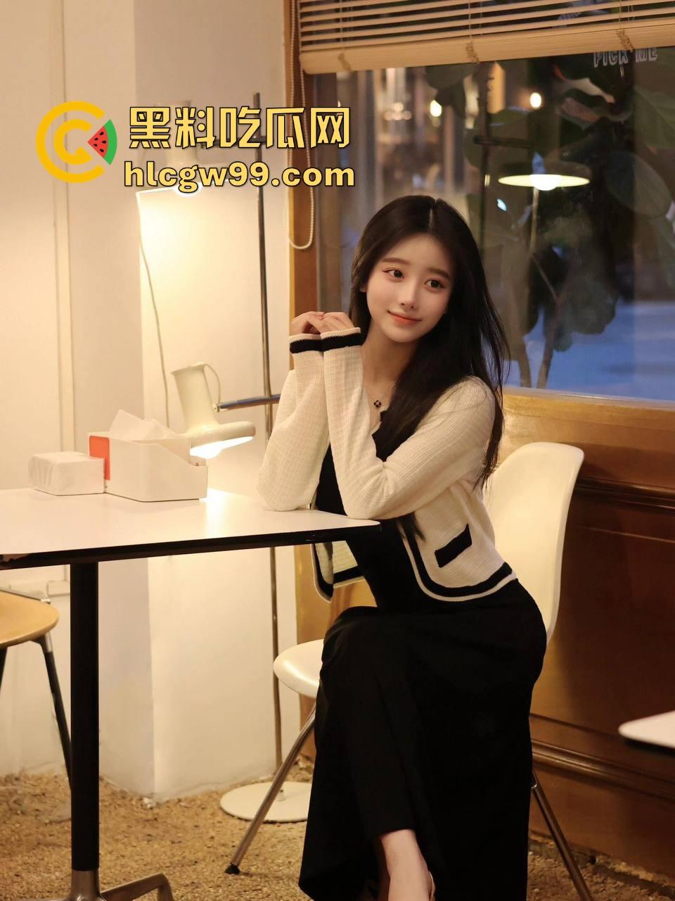 天津绿帽老公酒店开房安排单男爆操老婆,自己缩在厕所撸到腿软,透过玻璃看现场春宫秀!-1