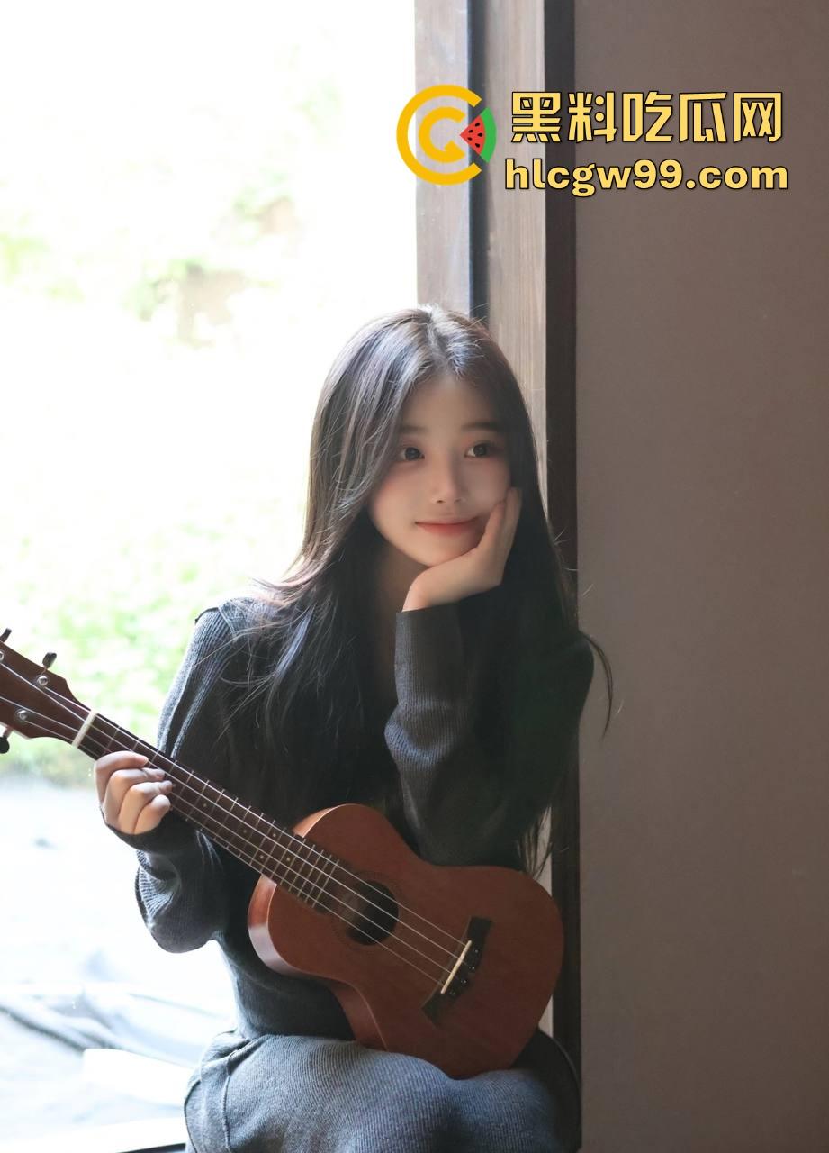 天津绿帽老公酒店开房安排单男爆操老婆,自己缩在厕所撸到腿软,透过玻璃看现场春宫秀!-3