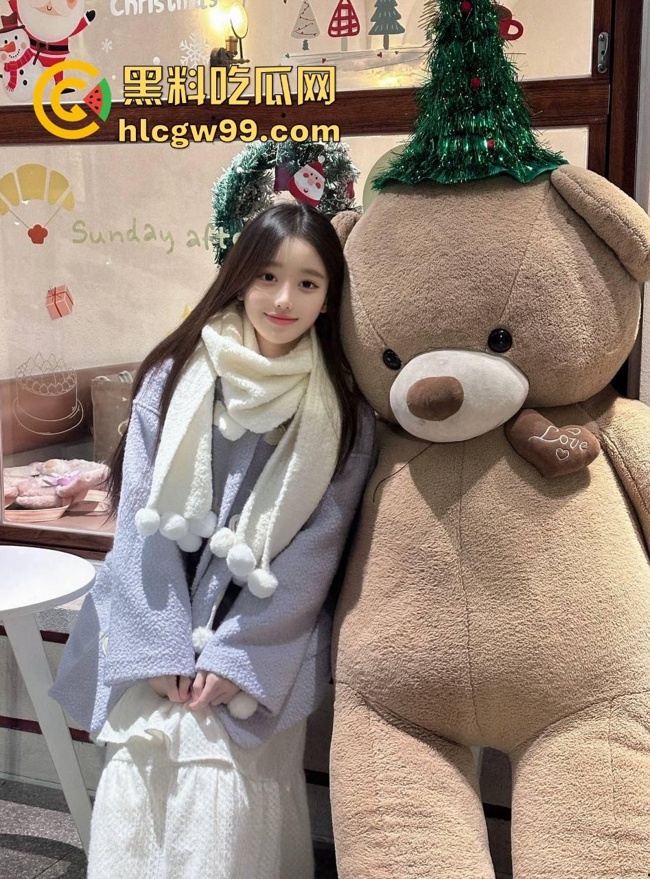 天津绿帽老公酒店开房安排单男爆操老婆,自己缩在厕所撸到腿软,透过玻璃看现场春宫秀!-5