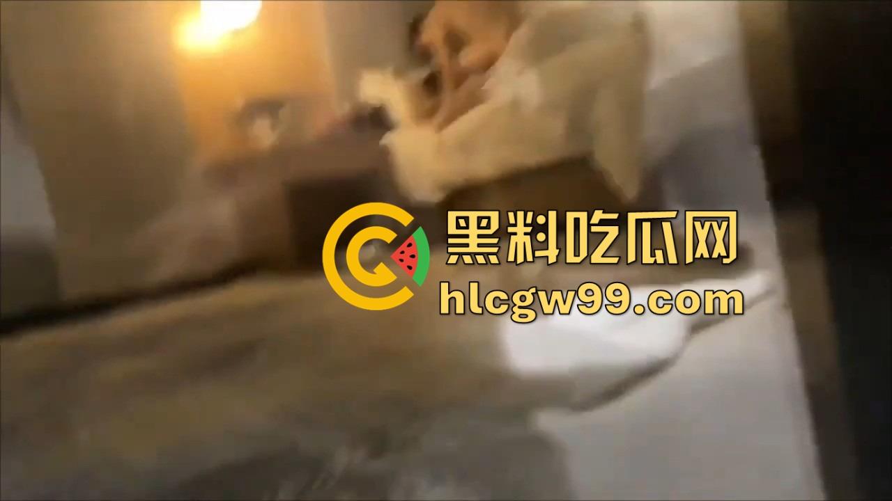 天津绿帽老公酒店开房安排单男爆操老婆,自己缩在厕所撸到腿软,透过玻璃看现场春宫秀!-7