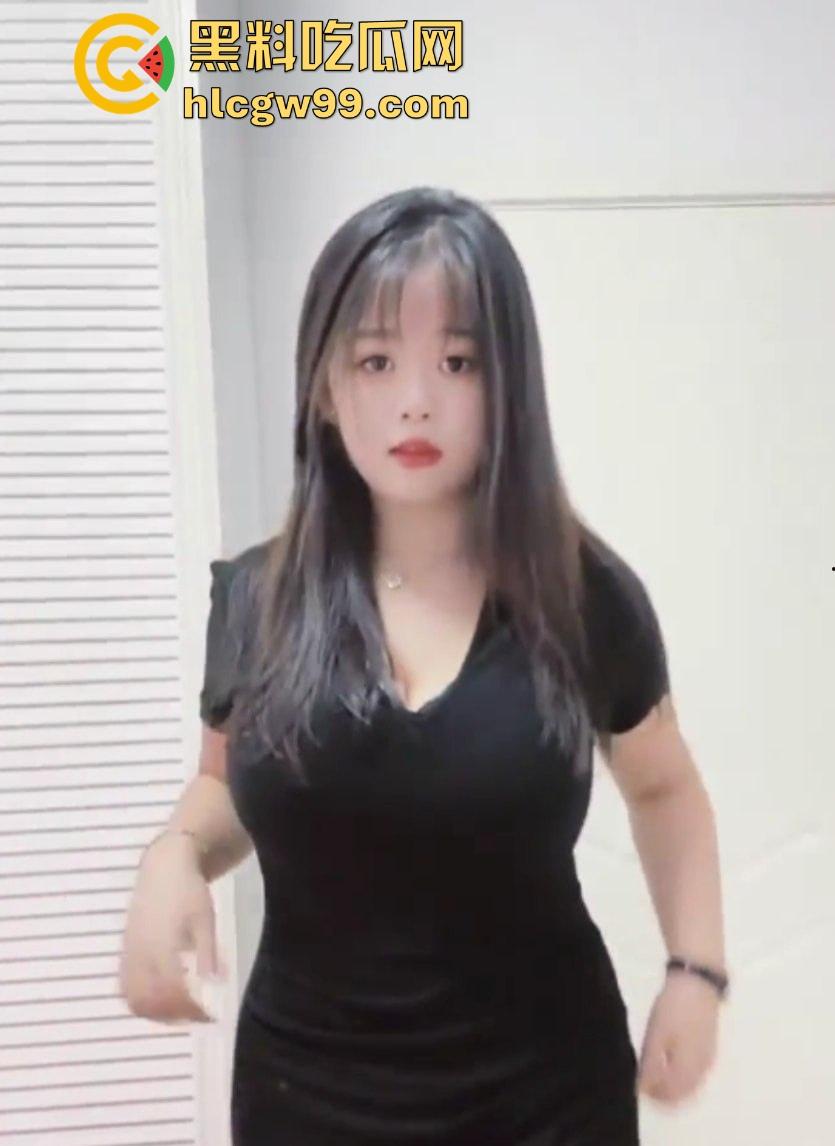 小编推荐！抖音极品微胖女网红【过去】全裸露出逼脸同框直播视频曝光，硕大白嫩巨乳压迫的喘不过气！-2