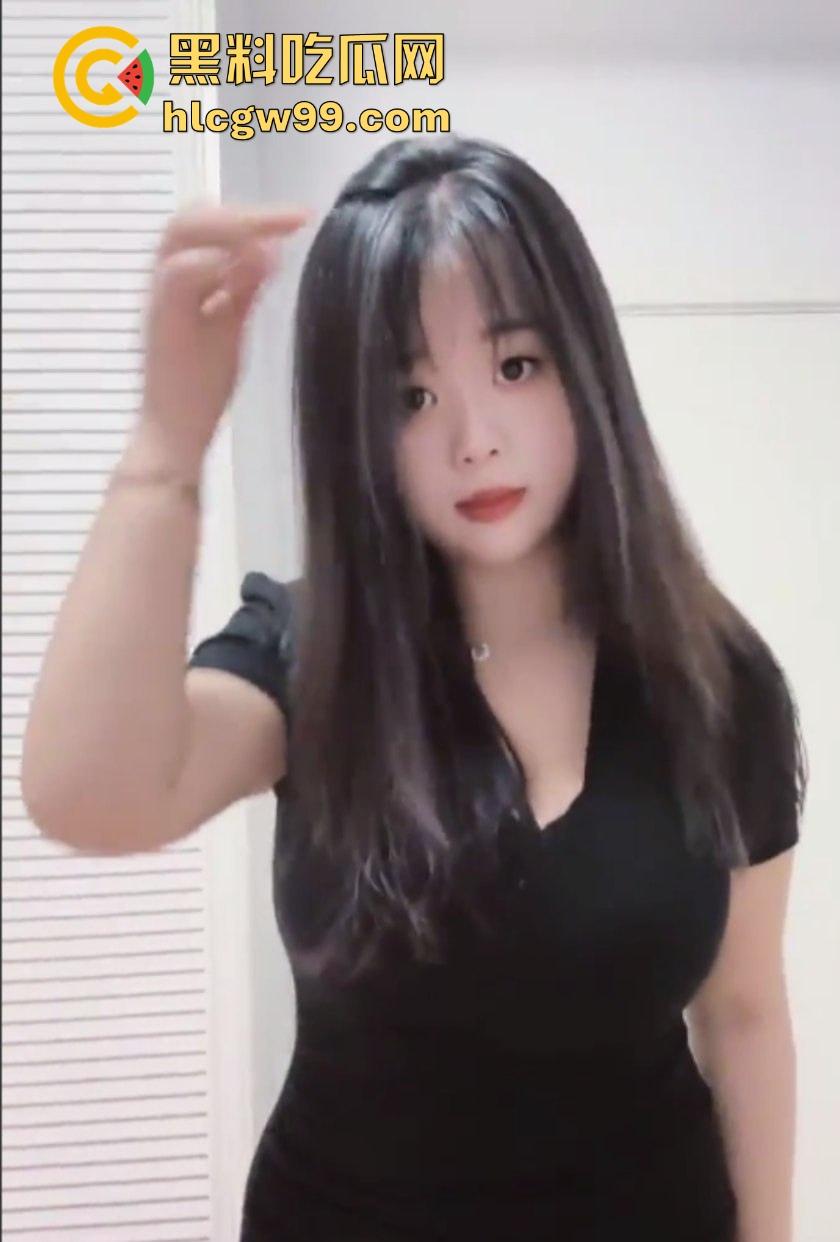 小编推荐！抖音极品微胖女网红【过去】全裸露出逼脸同框直播视频曝光，硕大白嫩巨乳压迫的喘不过气！-4