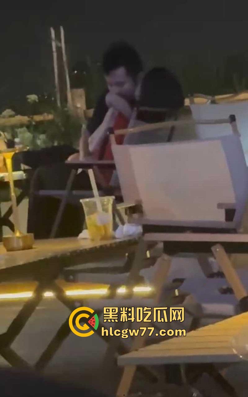 杭州小姐姐吃个宵夜 偶然拍到情侣在候餐位上扣逼 男子不带遮掩使出加藤鹰之手 两位这么饥渴的吗!-7