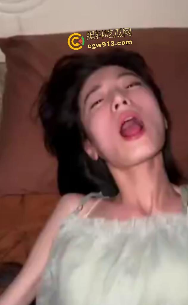 广州大学大三纤纤美女【谢雨】，白天学弟射脸敷精液面膜，晚上学长狂插骚逼，迟早玩松这嫩逼！-7