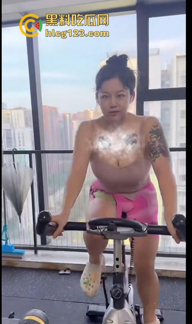 抖音健身博主【旺夫鱼/ 鱼BB】巨乳肥臀大奶牛露脸露点骚拍 奶子真的超级大！-5