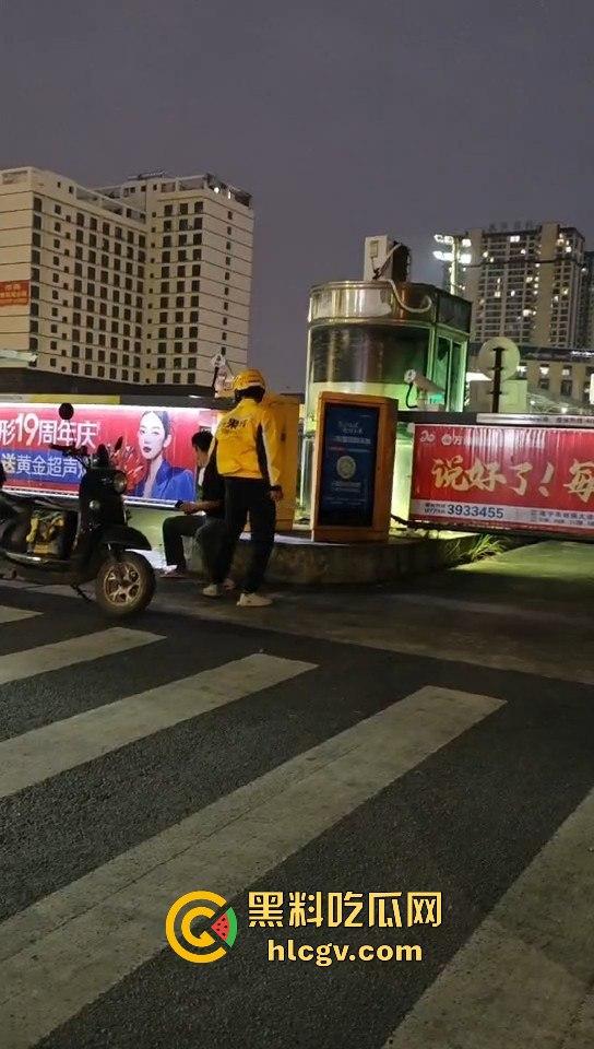 外卖小哥化身刀仔街头砍黑衣男！老实人爆发也吓人，但动刀就真是过火了！-3