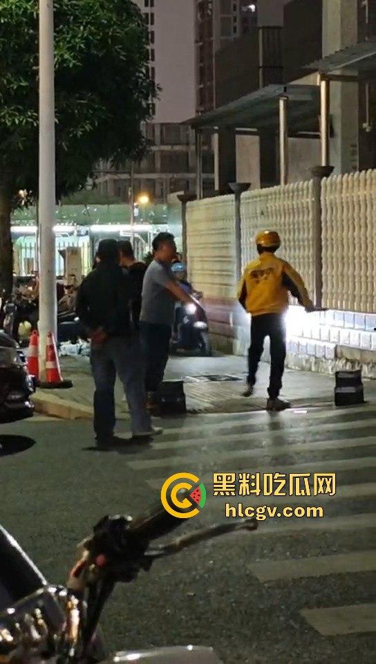 外卖小哥化身刀仔街头砍黑衣男！老实人爆发也吓人，但动刀就真是过火了！-4