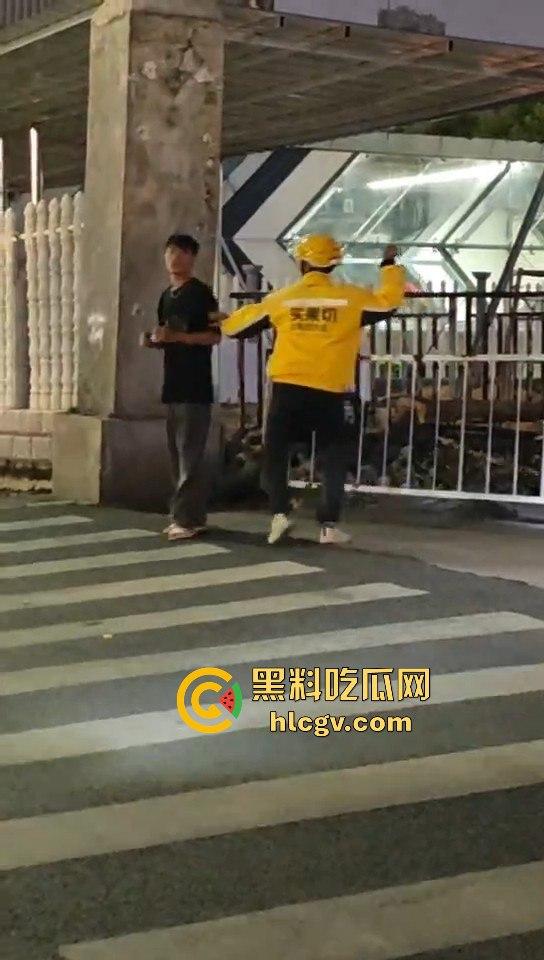 外卖小哥化身刀仔街头砍黑衣男！老实人爆发也吓人，但动刀就真是过火了！-6