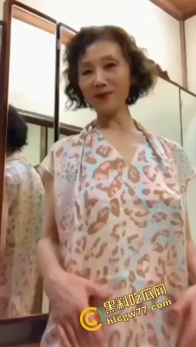 六旬大妈啪啪日记曝光，白发老头一见奶就馋哭，房事频率干翻一众年轻人，彻底打脸阳痿键盘侠！-1