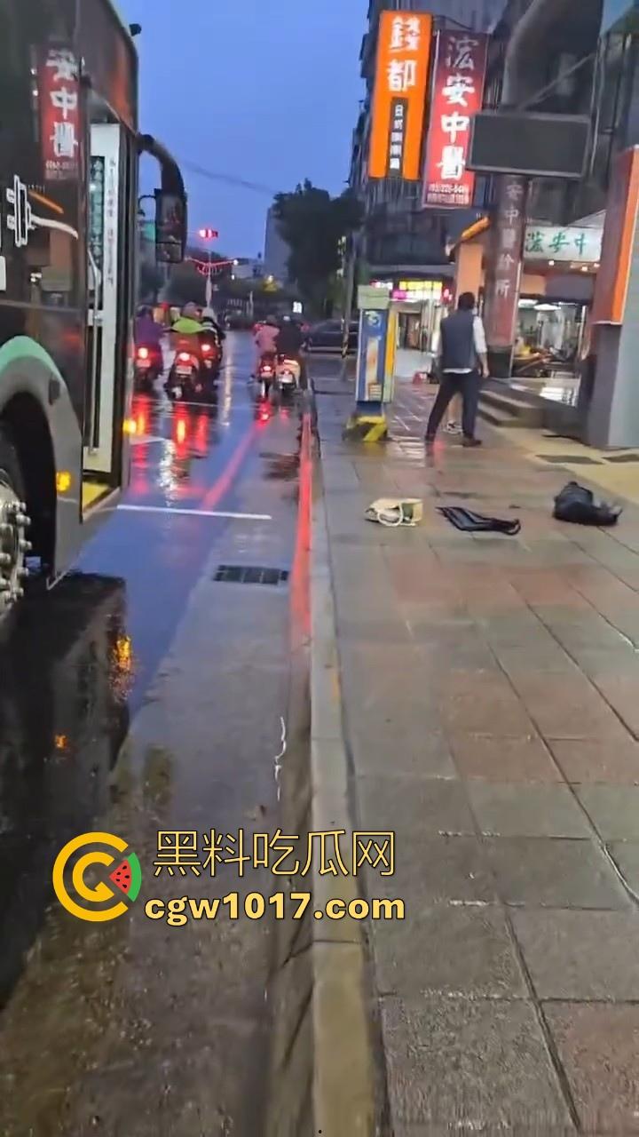 台湾公交车司机跟高中生马路互殴，停车下来单挑，学生脸部被打出血，很明显司机技高一筹啊！-3