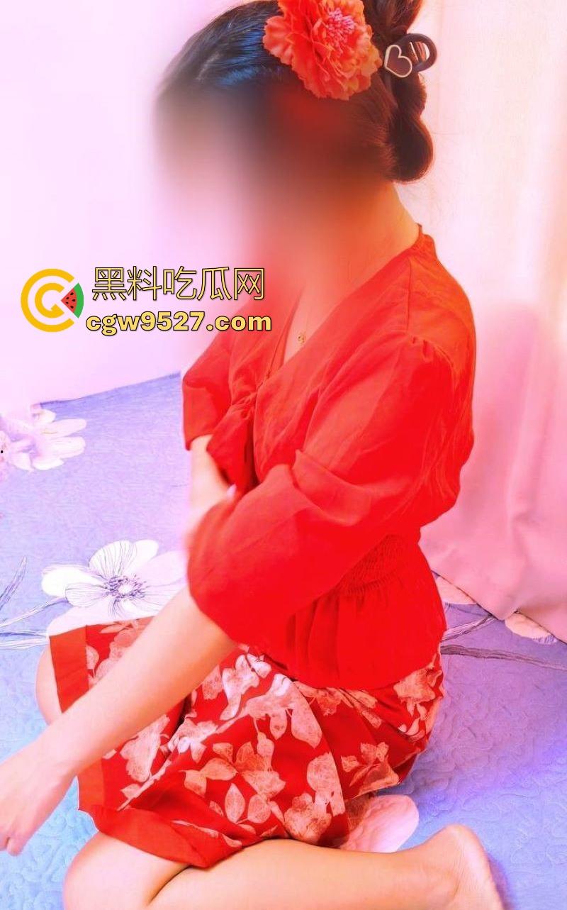 海角乱伦，妈妈穿新娘装性感撩人，屄里塞着遥控玩具，不间断的刺激她，等受不了再狠狠的无套后入！-1