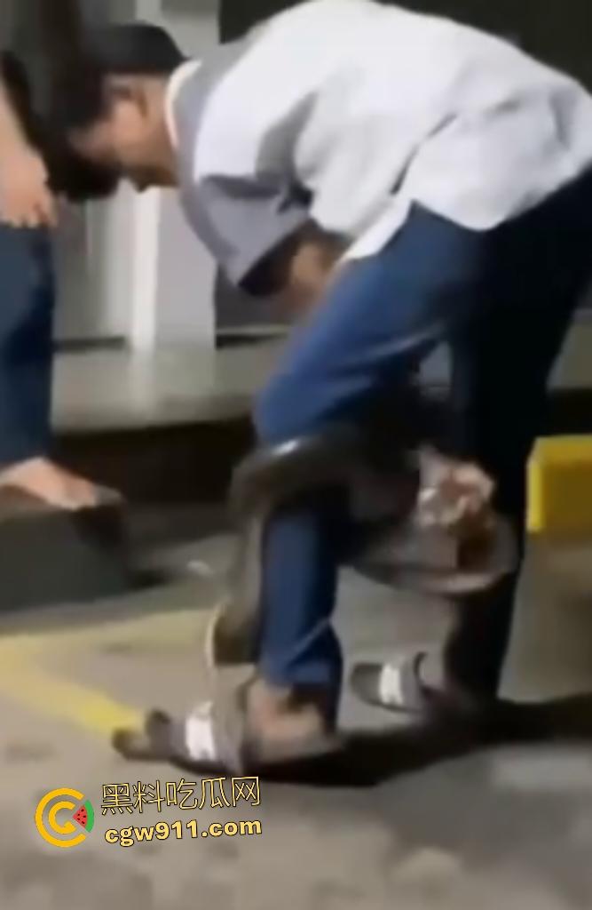 印度作死狂人闲蛋疼踩蟒蛇遭反杀！巨蟒一口咬住小腿死缠不放，发觉人太大吃不下灰溜溜逃窜！-4