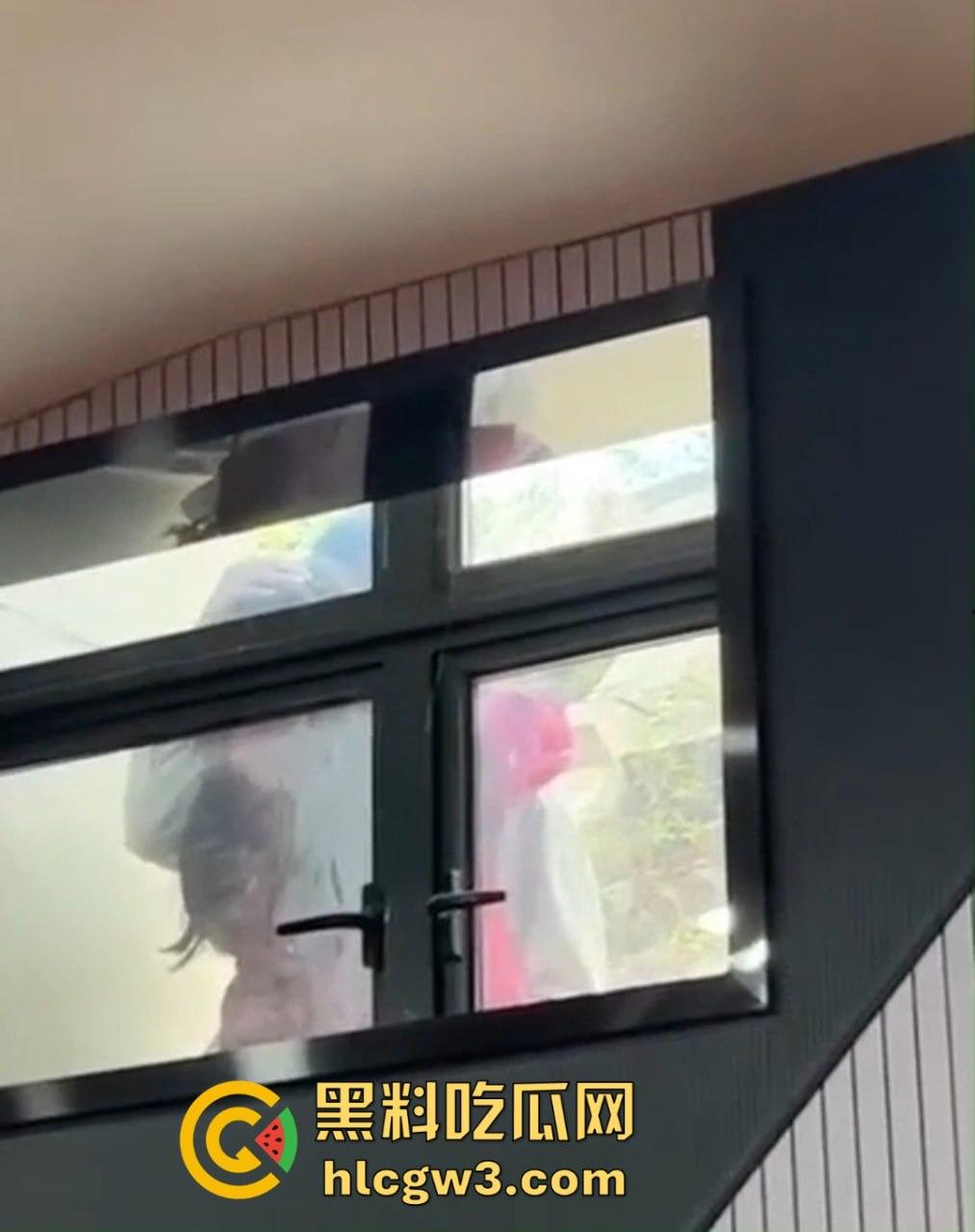 青岛海洋大学的骚情侣课堂窗外直接开搞 窗边扣逼声啪啪响 老师讲课被迫加背景音 海洋大学不愧是浪之巅!-9