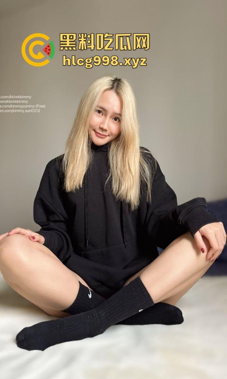 OnlyFans骚货【KKimKKimmy】金发白虎等你后入，掰开屁股架好了，就差你上了！-14