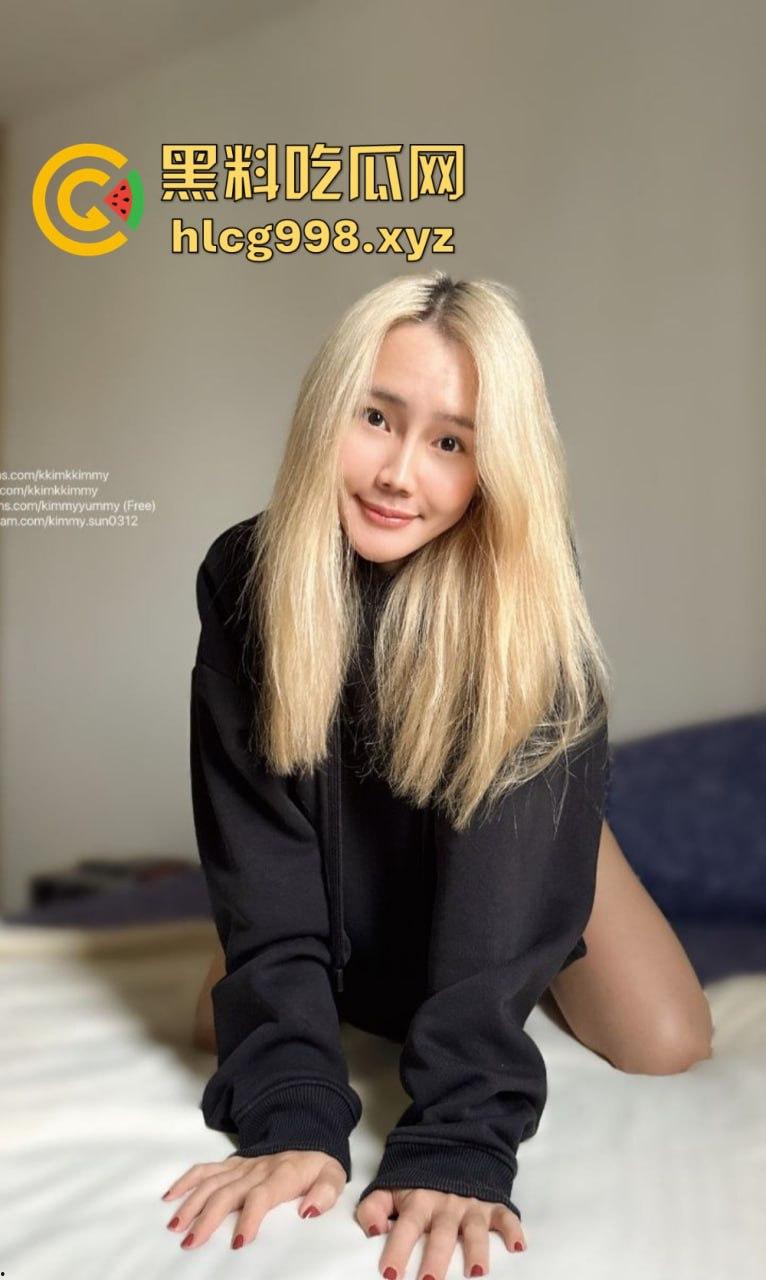 OnlyFans骚货【KKimKKimmy】金发白虎等你后入，掰开屁股架好了，就差你上了！-16