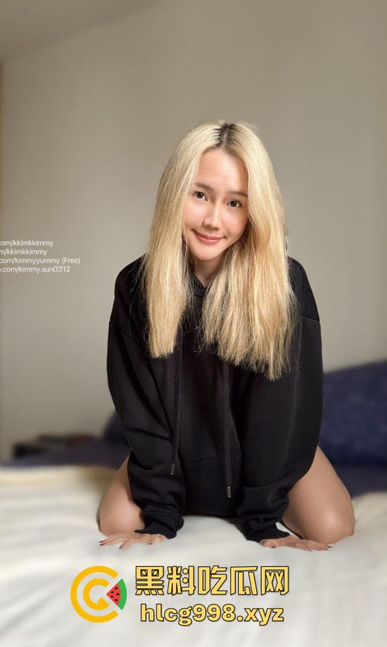 OnlyFans骚货【KKimKKimmy】金发白虎等你后入，掰开屁股架好了，就差你上了！-22