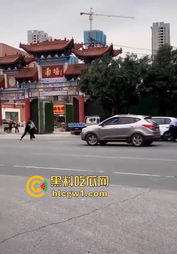 牛逼疯子硬扛警察！揭阳男子街头发疯，刀棍齐上，马路中间单挑五名公安！-2