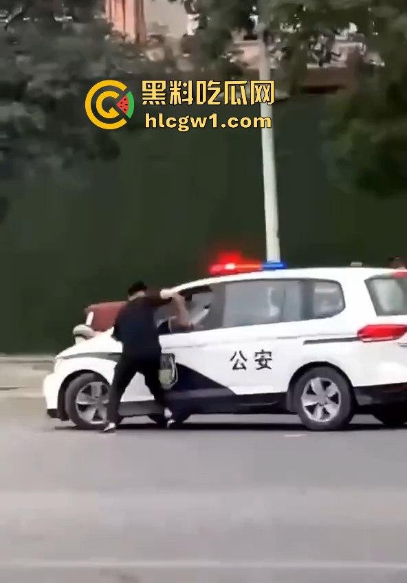 牛逼疯子硬扛警察！揭阳男子街头发疯，刀棍齐上，马路中间单挑五名公安！-9