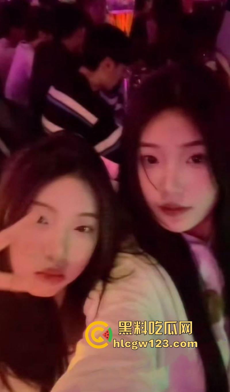 陕西艺术学院【林灰灰】清纯眼镜妹性爱视频泄露 与男友在酒店走廊释放欲望 翘臀被猛烈进攻 刺激感飙升!-4