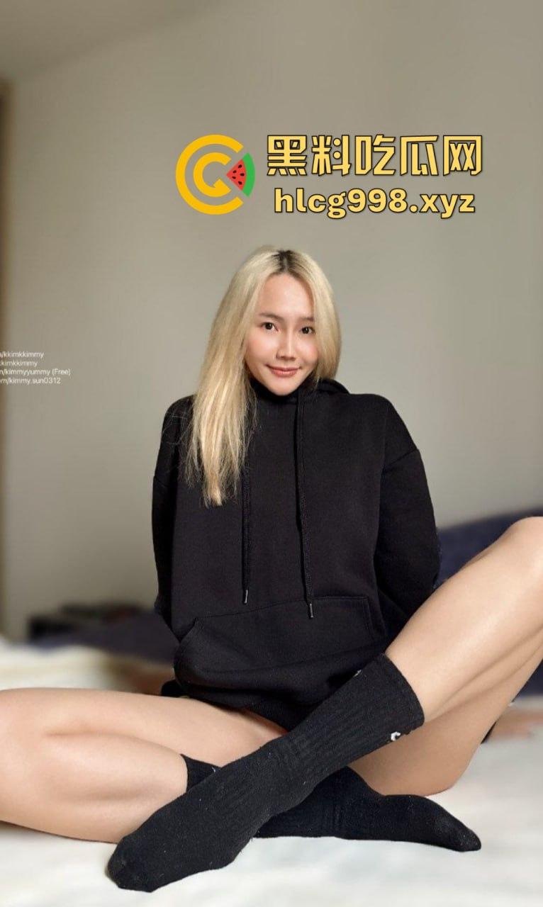 OnlyFans骚货【KKimKKimmy】金发白虎等你后入，掰开屁股架好了，就差你上了！-51
