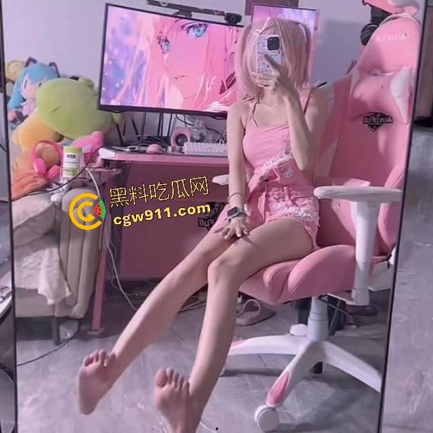 抖音萝莉网红【晗堡包】，线上引流线下卖逼！变人人可操的淫娃，女仆装白虎嫩逼吸大哥精子！-2