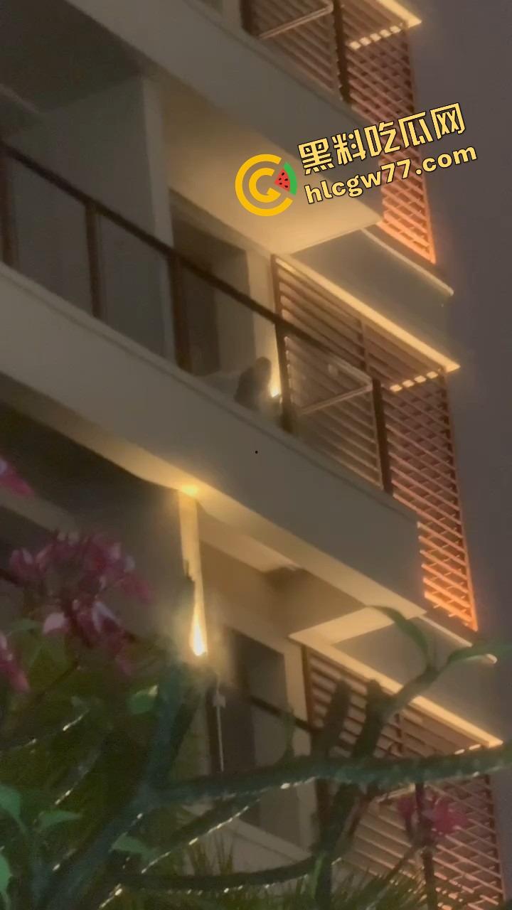 天气热了，干逼就得阳台上搞，窗边开操凉快又环保，低碳环保的激情你懂吗？-2