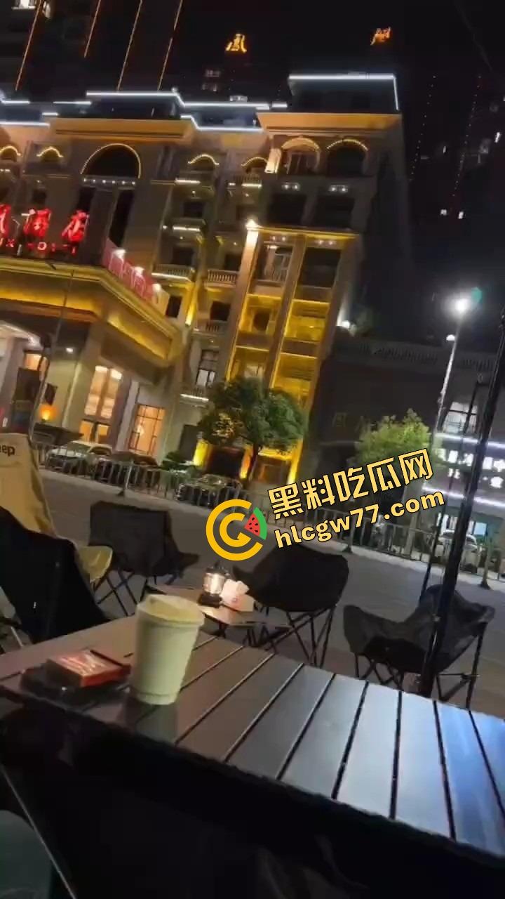 天气热了，干逼就得阳台上搞，窗边开操凉快又环保，低碳环保的激情你懂吗？-5