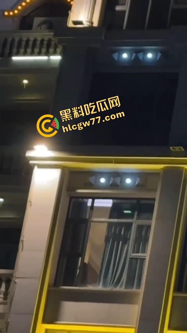 天气热了，干逼就得阳台上搞，窗边开操凉快又环保，低碳环保的激情你懂吗？-8