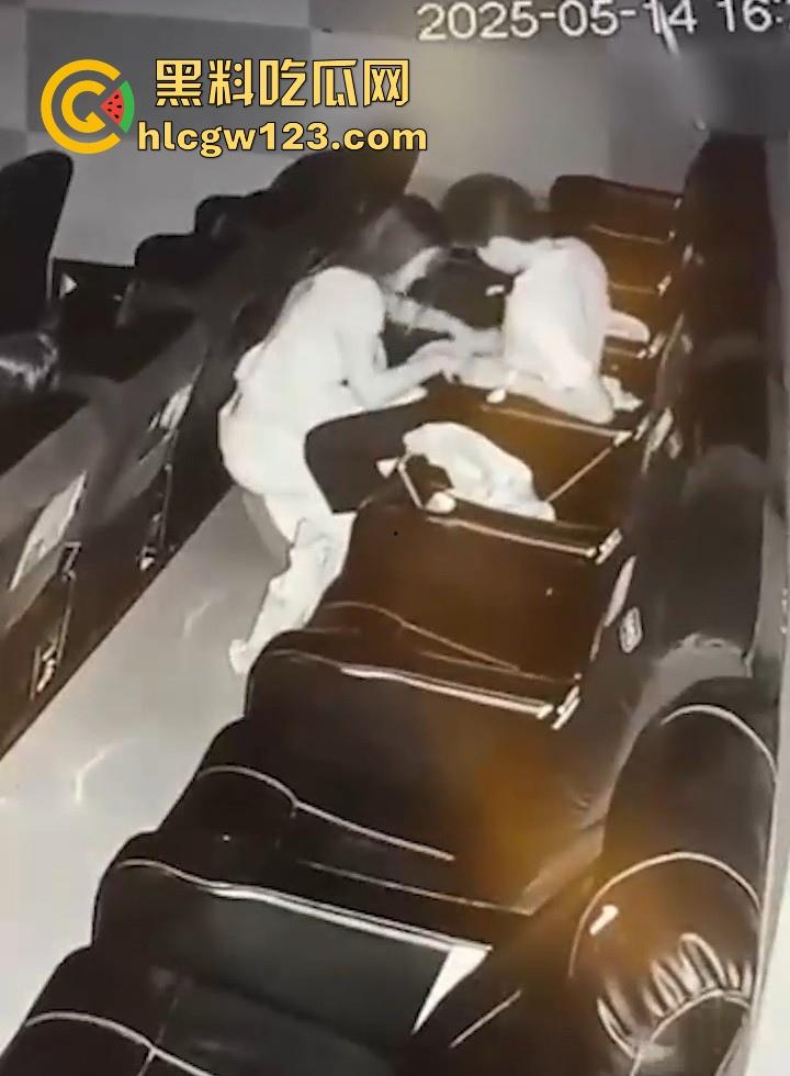 电影院监控下 情侣吃鸡被抓包 角落里埋头猛吸十分刺激 尺度炸裂到让人脸红心跳!-3