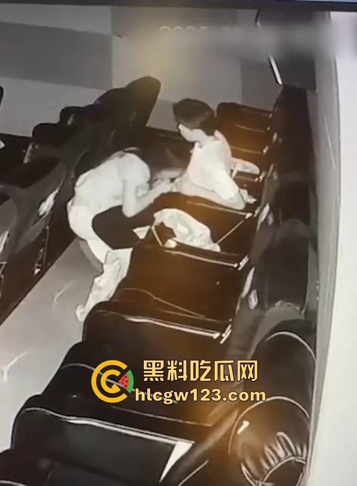 电影院监控下 情侣吃鸡被抓包 角落里埋头猛吸十分刺激 尺度炸裂到让人脸红心跳!-6