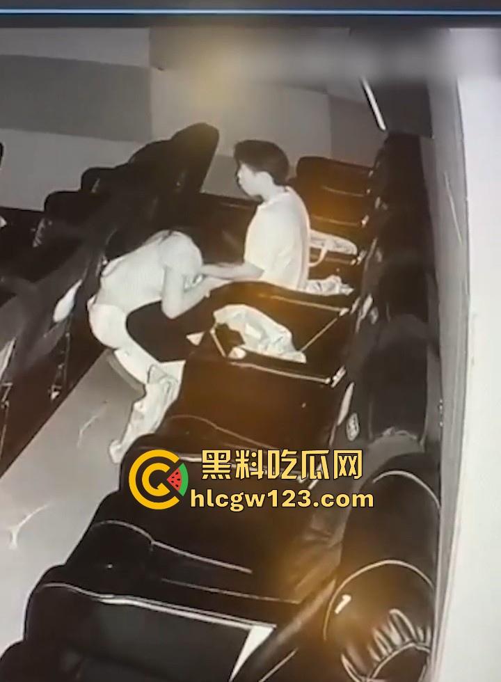 电影院监控下 情侣吃鸡被抓包 角落里埋头猛吸十分刺激 尺度炸裂到让人脸红心跳!-8