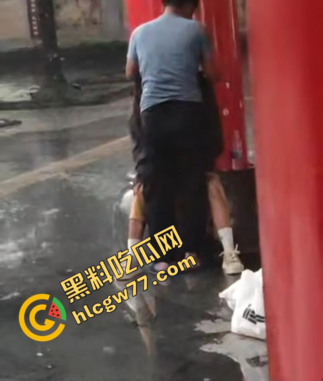 海南五指山三月三广场男女当众淫乱!男子掀裙狂舔嫩穴,一旁大爷得不到就报警抓色!-1