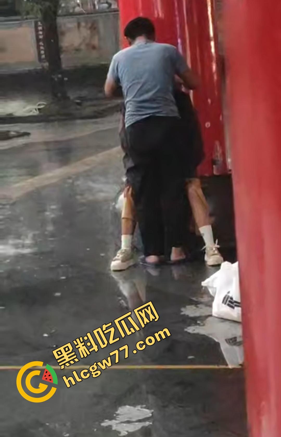 海南五指山三月三广场男女当众淫乱!男子掀裙狂舔嫩穴,一旁大爷得不到就报警抓色!-2