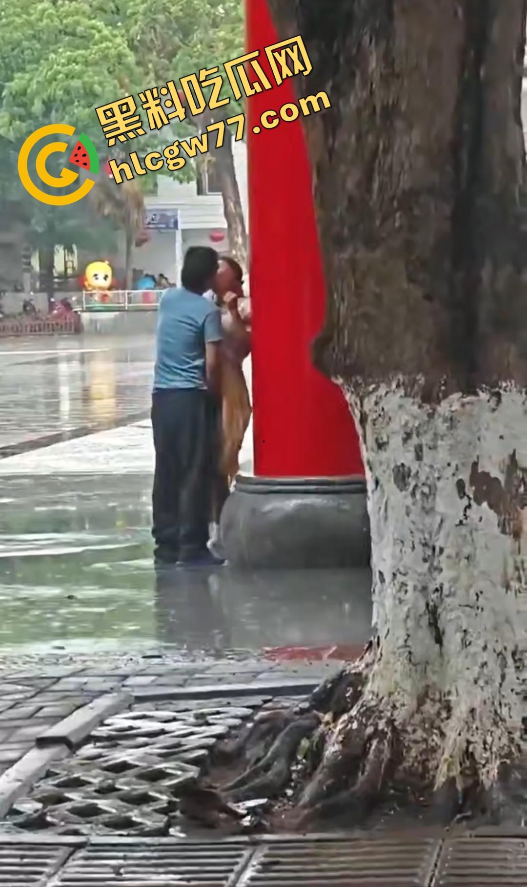 海南五指山三月三广场男女当众淫乱!男子掀裙狂舔嫩穴,一旁大爷得不到就报警抓色!-5