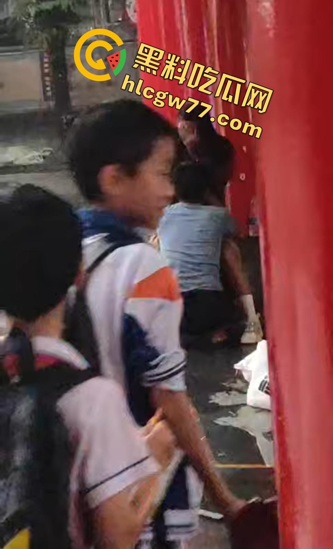 海南五指山三月三广场男女当众淫乱!男子掀裙狂舔嫩穴,一旁大爷得不到就报警抓色!-7