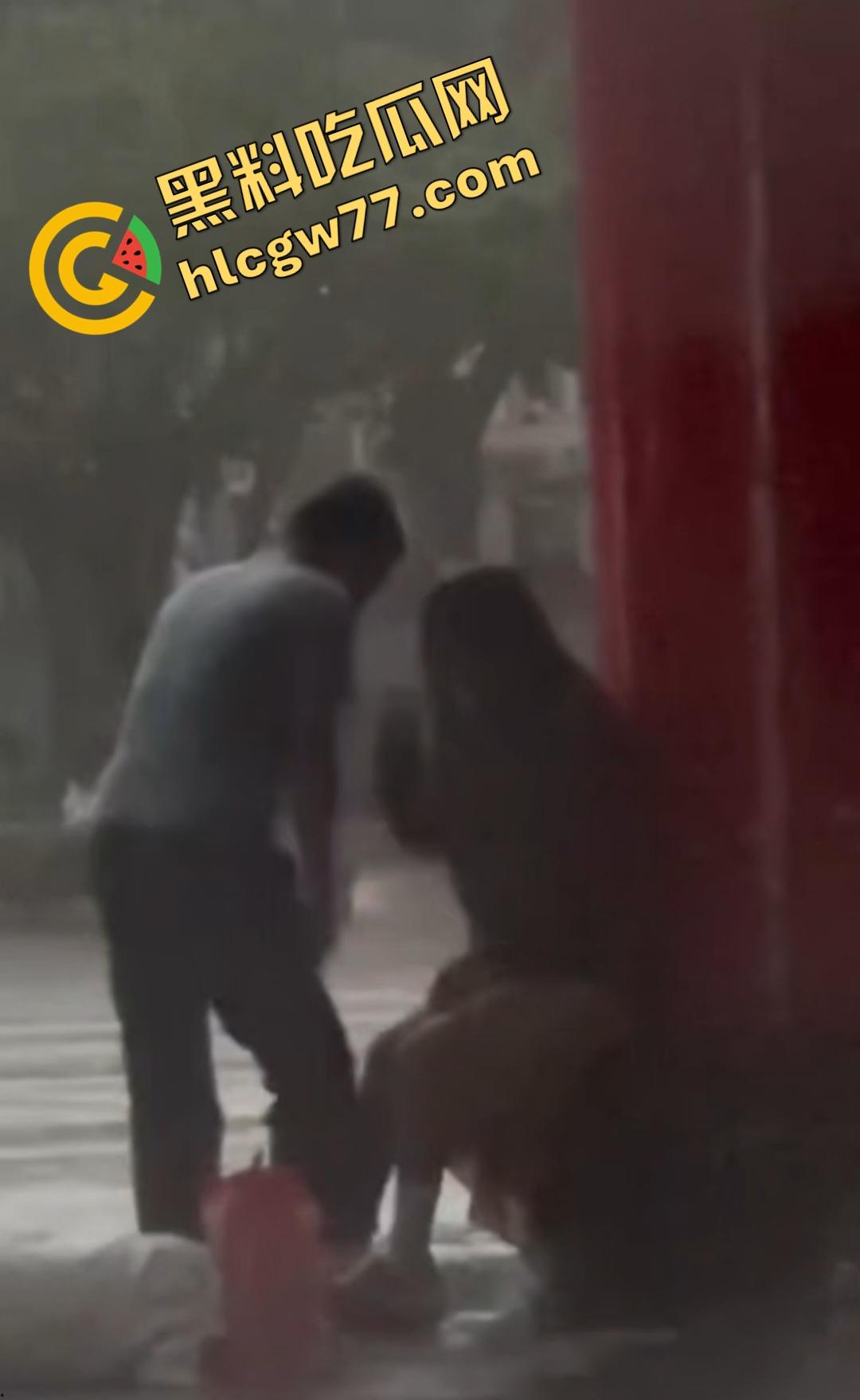 海南五指山三月三广场男女当众淫乱!男子掀裙狂舔嫩穴,一旁大爷得不到就报警抓色!-8