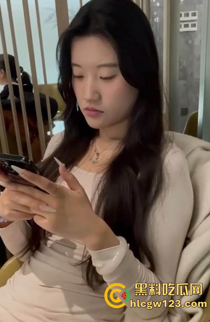 成都骚逼【魏欣欣】性爱视频曝光 骑乘舔手指骚态尽显 后入爆操肥臀 呻吟声直冲云霄!-2