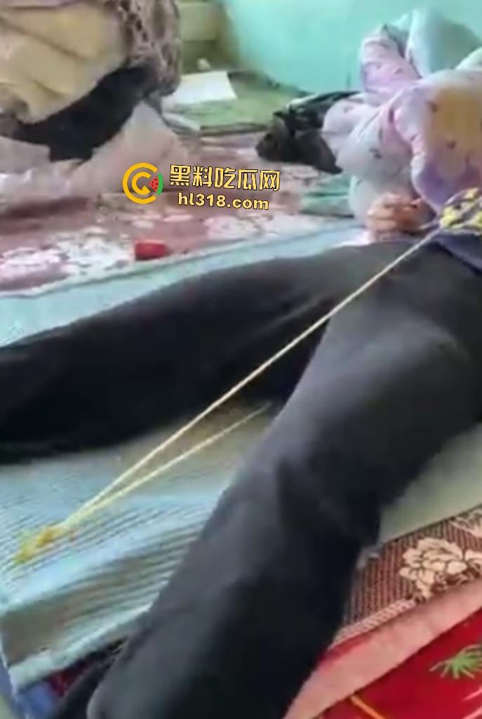 大爷大妈挑战虐逼游戏！大爷用超长皮筋狂蹦大妈骚逼，十下高潮迭起，差点就把裤子浸湿了！-5