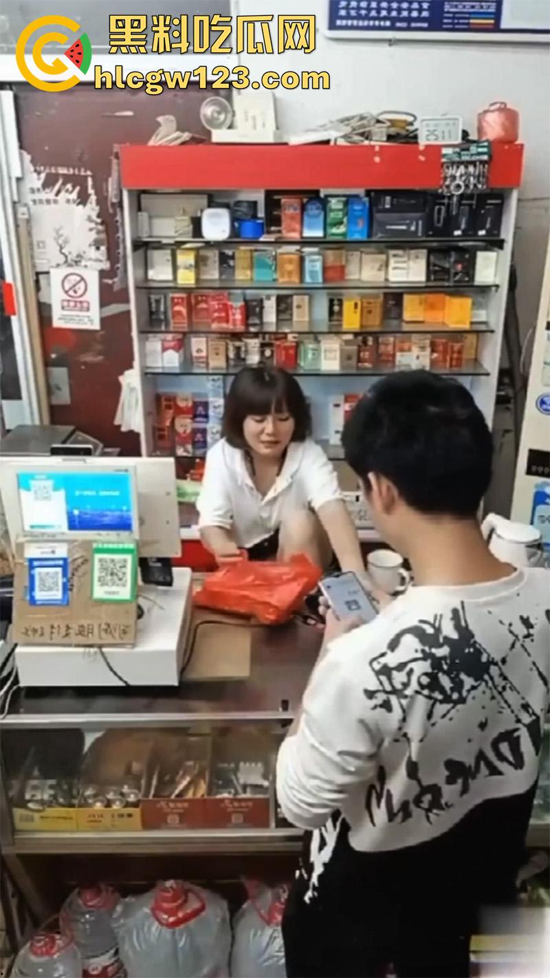 超市寂寞骚逼老板娘，一边和绿帽老公视频，一边无内露穴勾引客人，这就是露出的刺激么！-1
