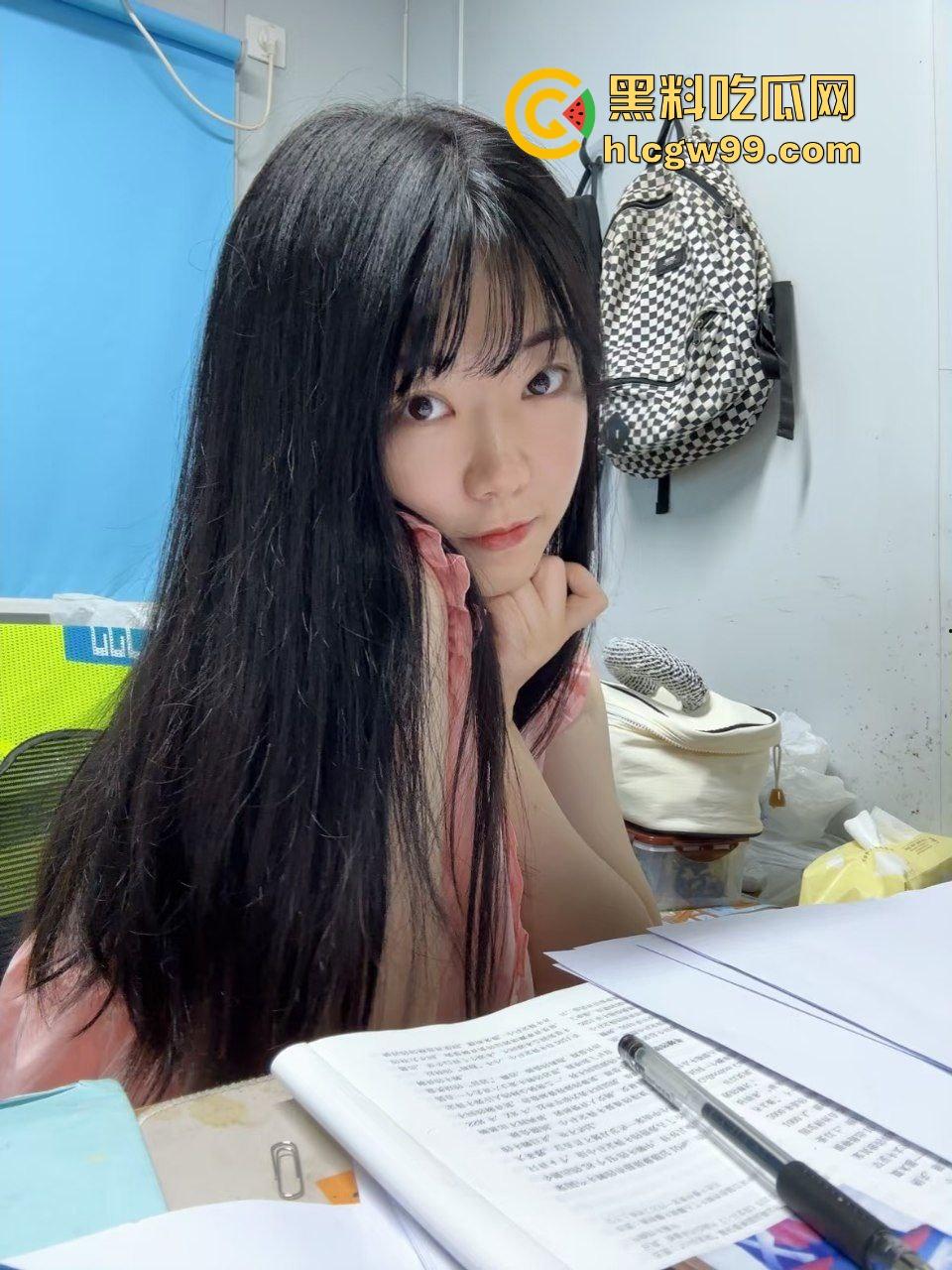 湖南外贸职业反差母狗【杨雨欣】偷拍全程记录女生宿舍换衣,床帘内露奶自慰淫荡又刺激!-1