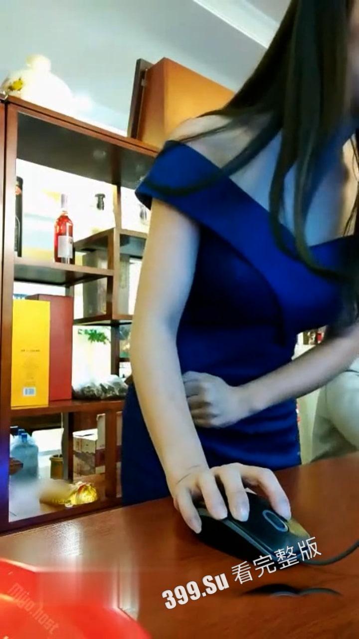 真刺激！一本正经主持婚礼的美女司仪  竟是塞着跳蛋直播的黄播 婚礼结束进厕所潮喷卸欲 真实淫领风骚啊-6